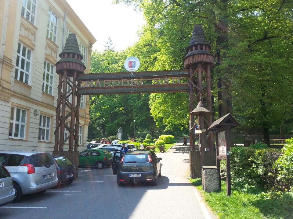 Vstup do Národního sadu, vlevo škola 