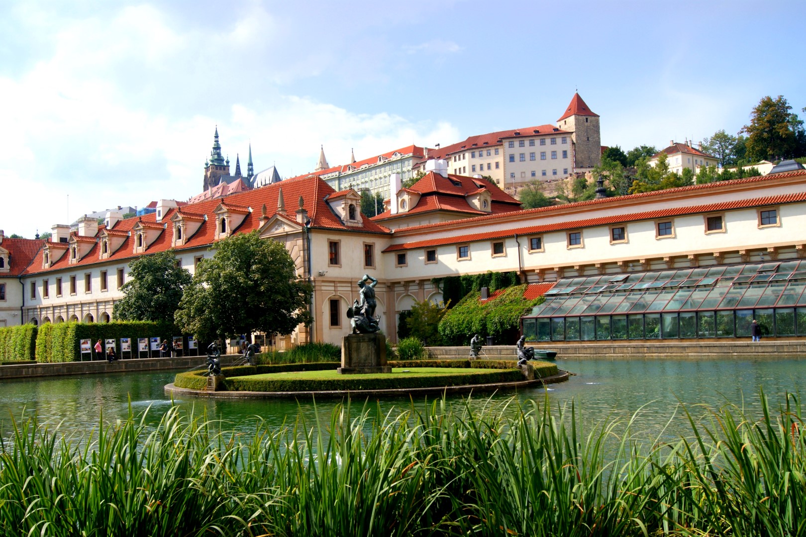 Pohled od jezírka směrem k Hradu 