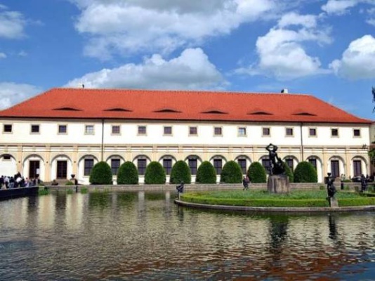 Valdštejnská jízdárna - pohled ze zahrady 