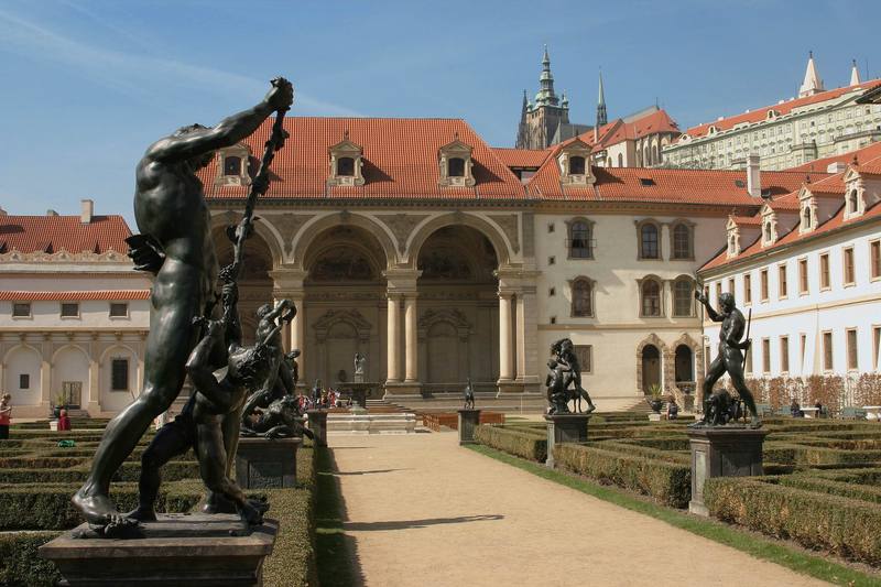 De Vriesovy sochy před sala terrenou