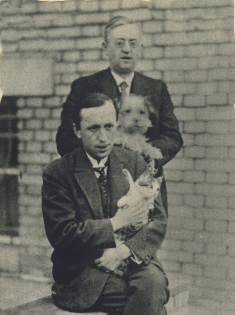 Karel a Josef (stojící) Čapkové v roce 1927